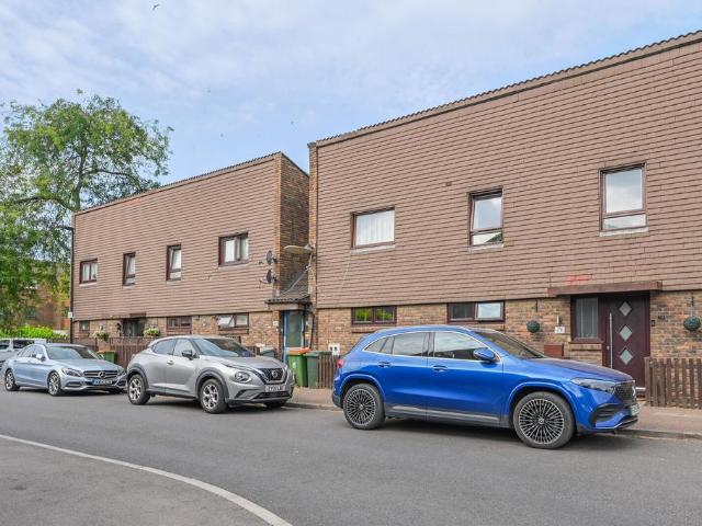 Flat for sale in Canning Town, Greater London
