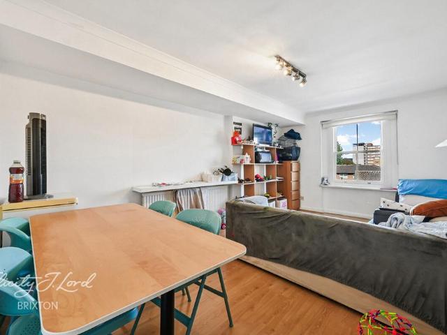 Flat for sale in Stockwell, Greater London