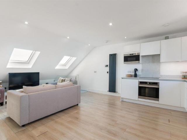 Flat for sale in London Borough of Merton, Cat Hill