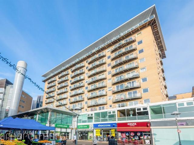 Flat for sale in London Borough of Hounslow, Feltham