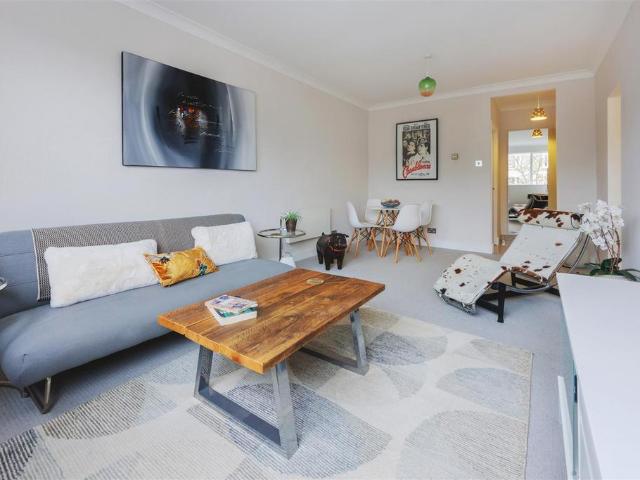 Flat for sale in Belsize Park, Greater London
