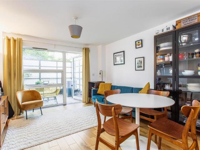 Flat for sale in Bromley-by-Bow, Limehouse