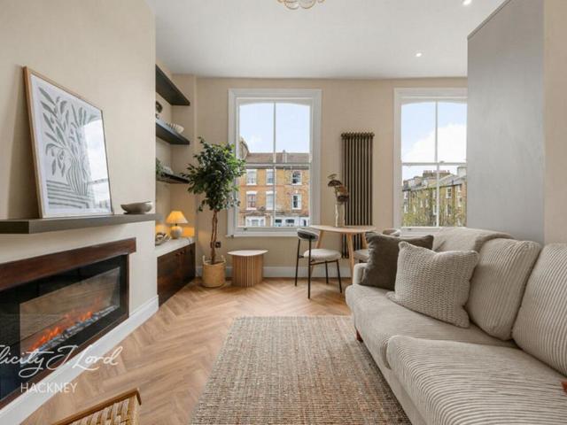 Flat for sale in Shacklewell, Greater London