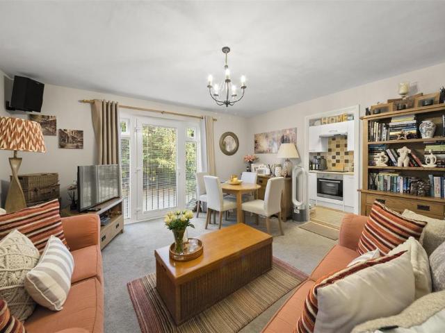 Flat for sale in London Borough of Hounslow, Greater London