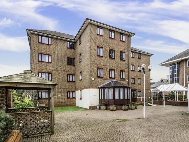 Flat for sale in Woodcote, Epsom