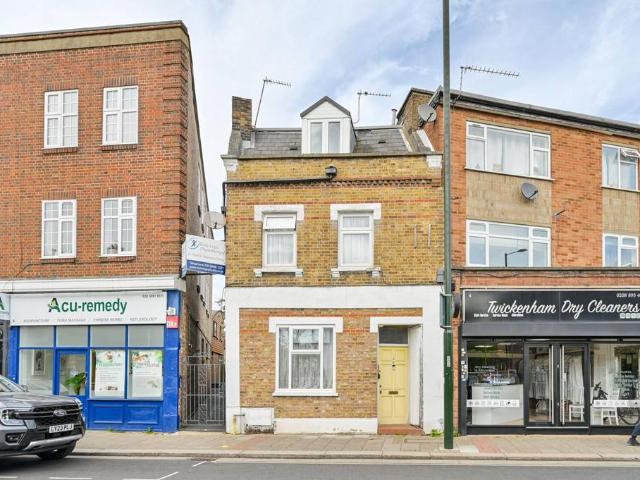 Flat for sale in Strawberry Hill, Greater London