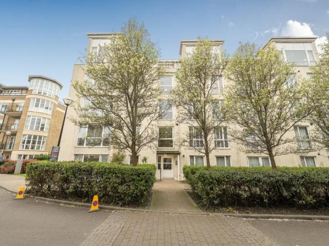 Flat for sale in London Borough of Richmond upon Thames, Greater London