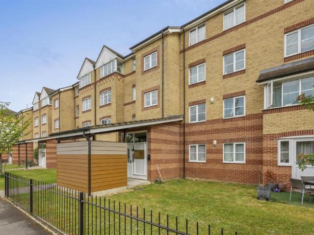 Flat for sale in Totteridge, Buckinghamshire