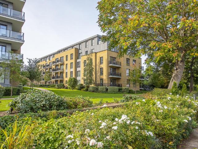Flat for sale in Hampton Wick, Greater London