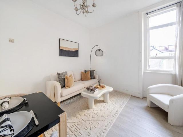 Flat for sale in Streatham, Greater London