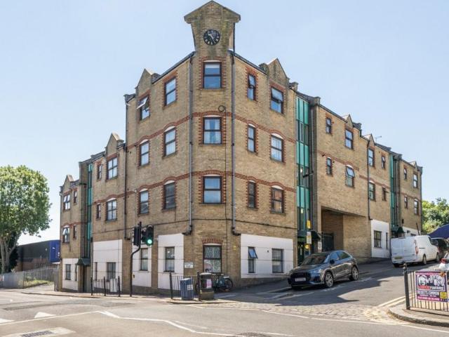 Flat for sale in Harringay, Greater London