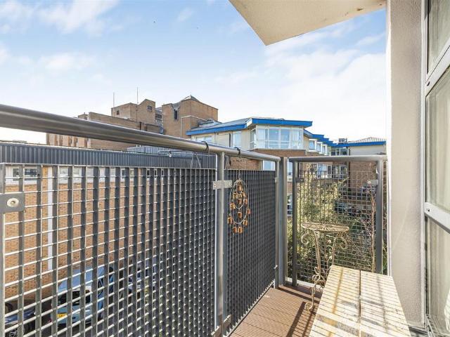 Flat for sale in Southfields, Greater London