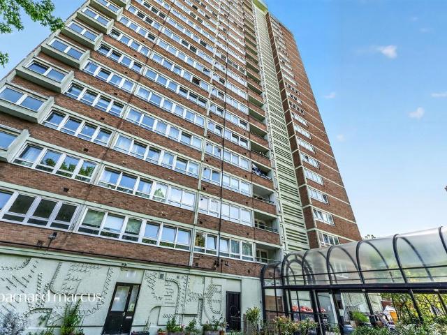 Flat for sale in Battersea, Greater London