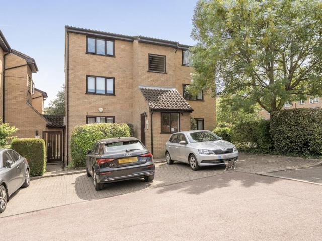 Flat for sale in Colney Hatch, Greater London