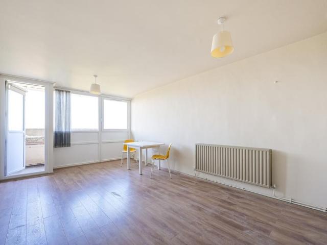 Flat for sale in Limehouse, Greater London