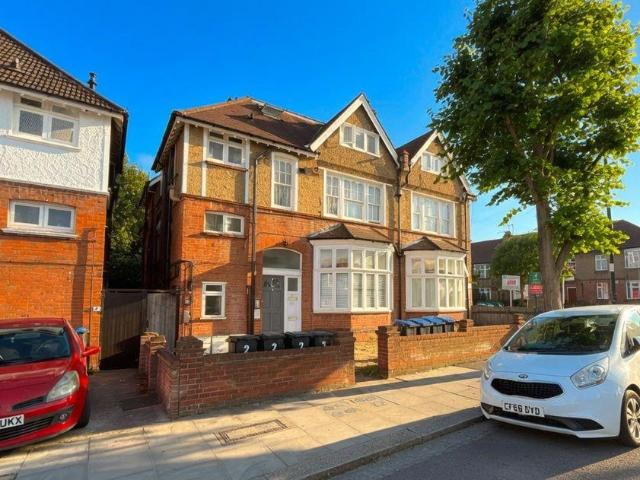 Flat for sale in Winchmore Hill, Edmonton
