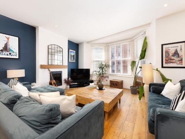 Flat for sale in Putney, Greater London