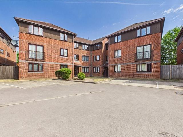 Flat for sale in Heol-las, Surrey
