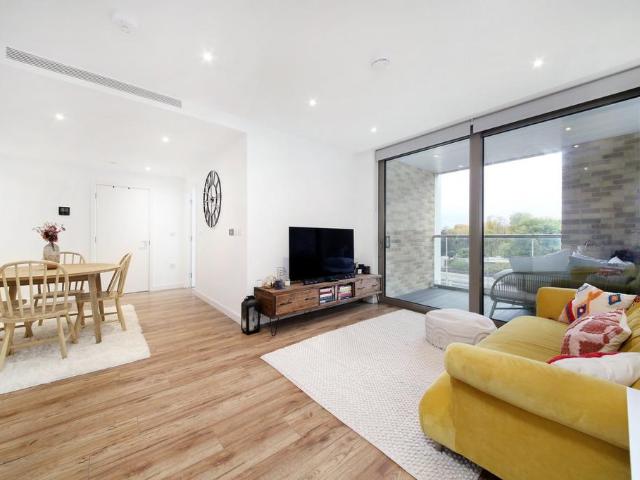 Flat for sale in Nine Elms, Greater London