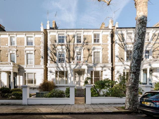 Flat for sale in North Kensington, Greater London