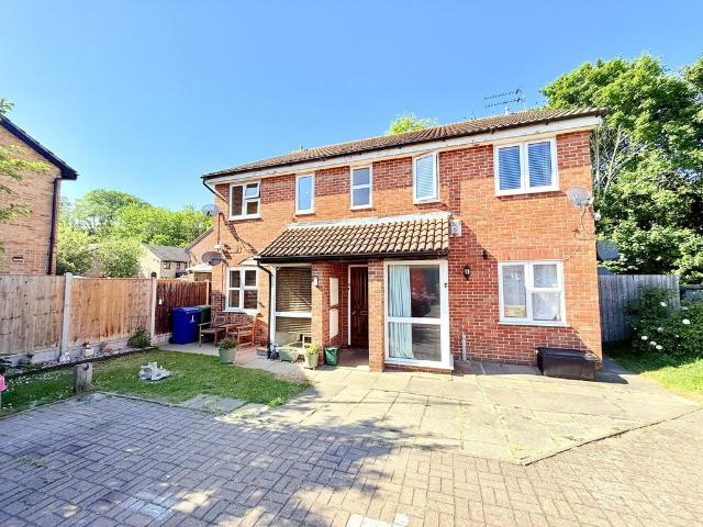 Flat for sale in Badgers Dene, Grays