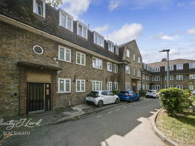 Flat for sale in Charlton, Greater London