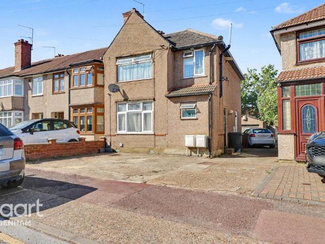 Flat for sale in Dagenham, Greater London