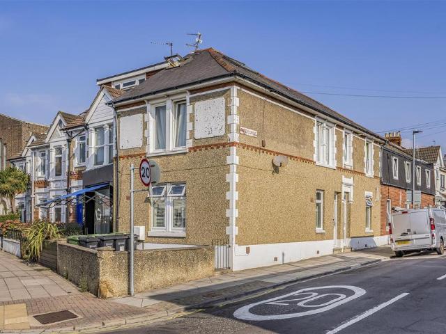 Flat for sale in Kingston, Baffins