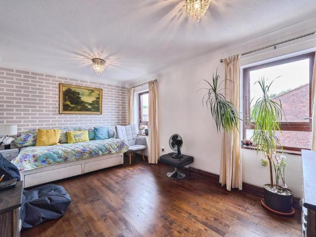 Flat for sale in Canning Town, Greater London