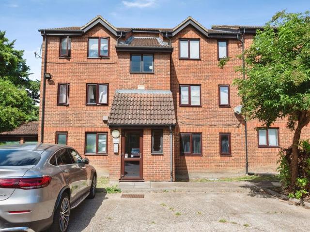 Flat for sale in Grays, Essex
