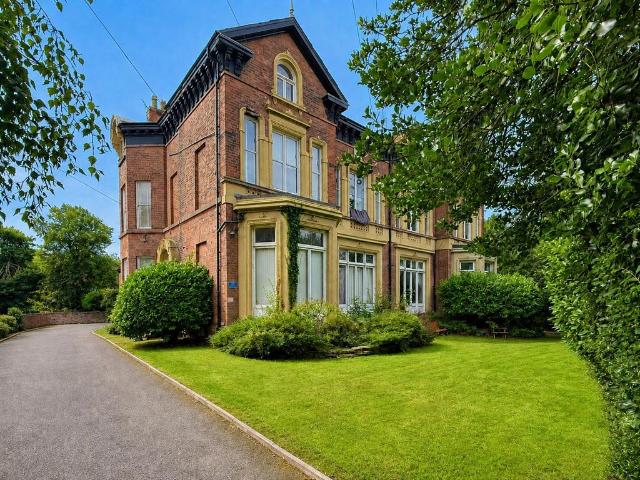 Flat for sale in Calderstones