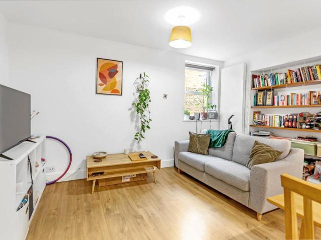 Flat for sale in Brownswood Park, Stoke Newington