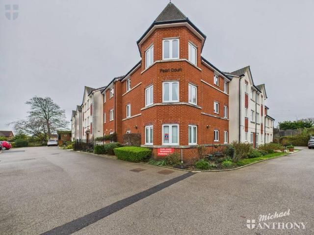 Flat for sale in Walton, Aylesbury