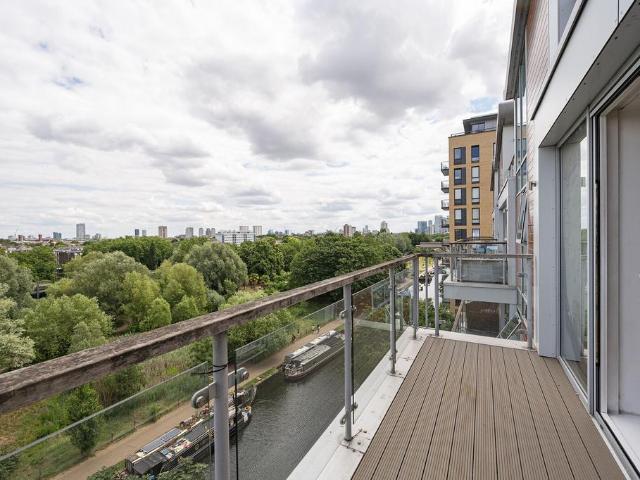 Flat for sale in Suttons Wharf, Mile End