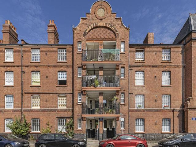 Flat for sale in Stepney, Greater London