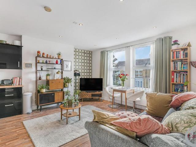 Flat for sale in Hornsey Park, Greater London