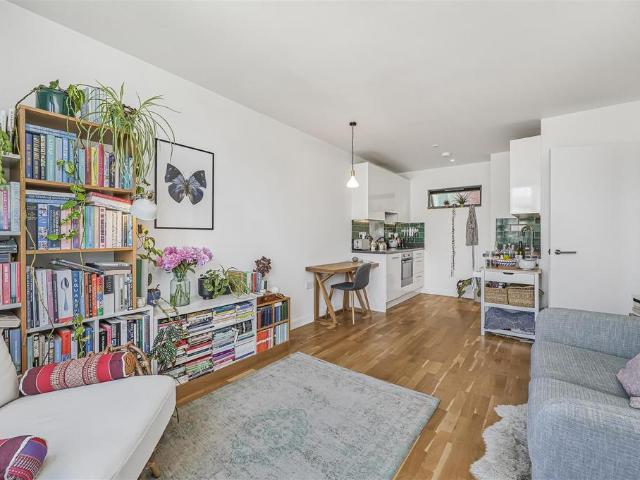 Flat for sale in Stockwell Park, Greater London