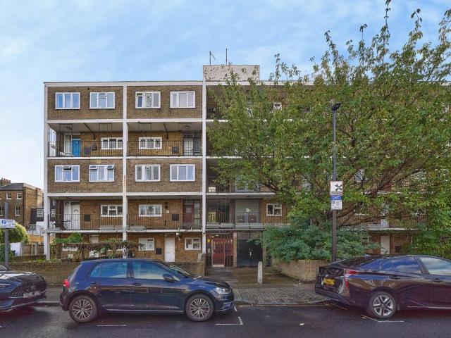 Flat for sale in Brierly Gardens, Greater London