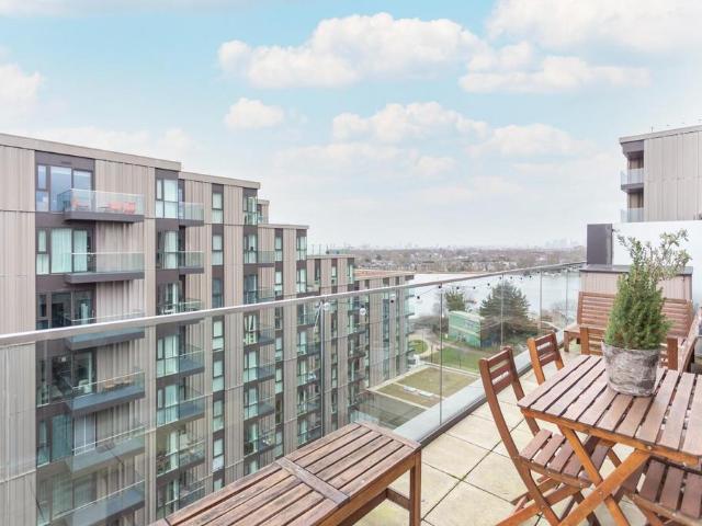 Flat for sale in Woodberry Down, Stoke Newington