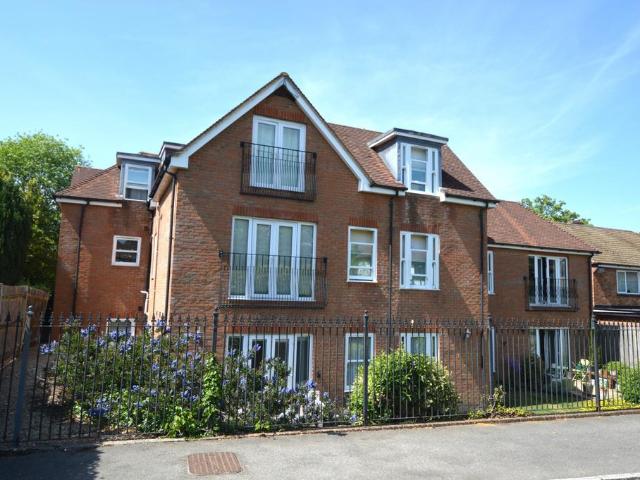 Flat for sale in Heol-las, Surrey
