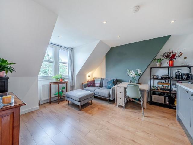 Flat for sale in Streatham Hill, Greater London