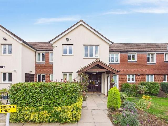 Flat for sale in Potters Bar, Hertsmere