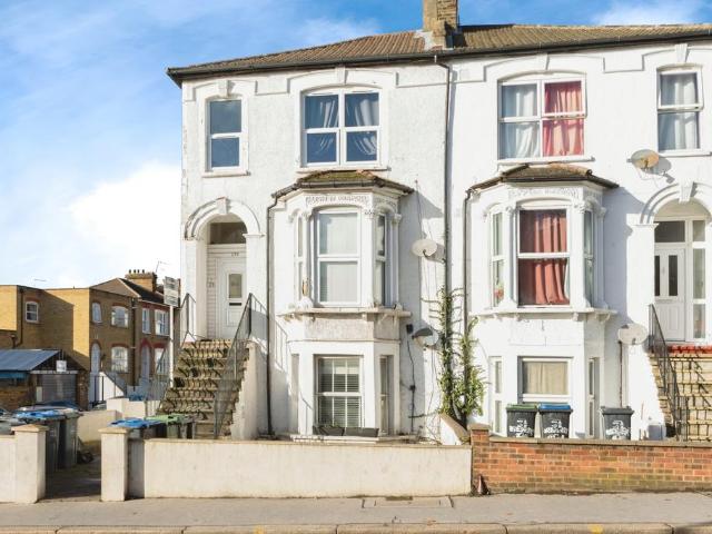 Flat for sale in London Borough of Croydon, South Norwood