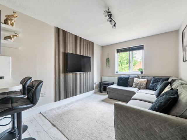 Flat for sale in Elstree and Borehamwood, Borehamwood