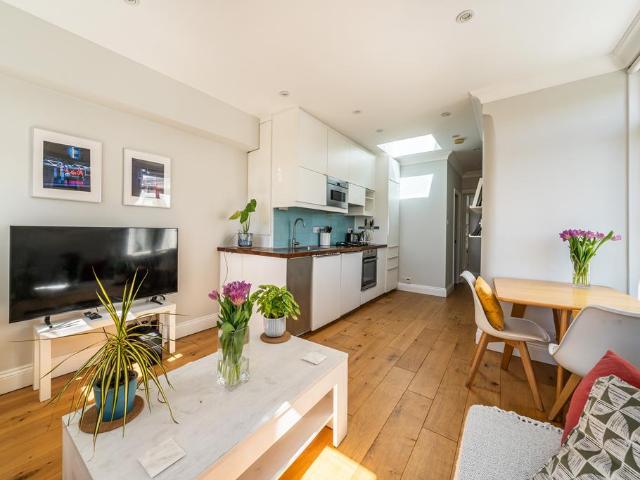 Flat for sale in Balham, Greater London