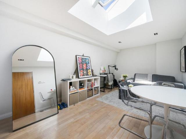 House for sale in Bayswater, Greater London