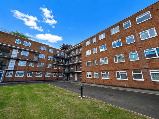 Flat for sale in Dunstable, Bedfordshire