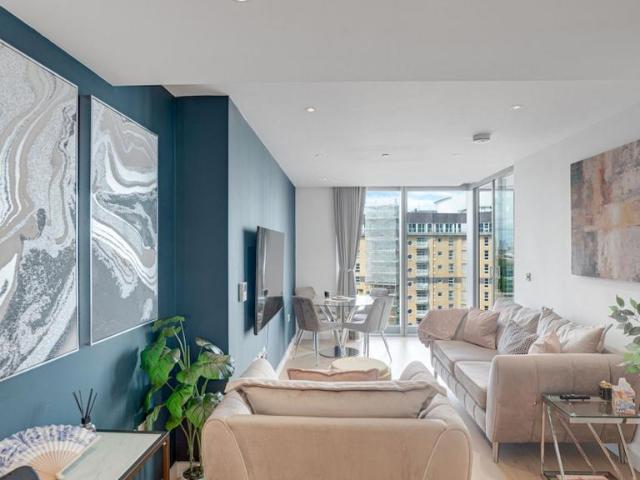 Flat for sale in Canary Wharf, Greater London
