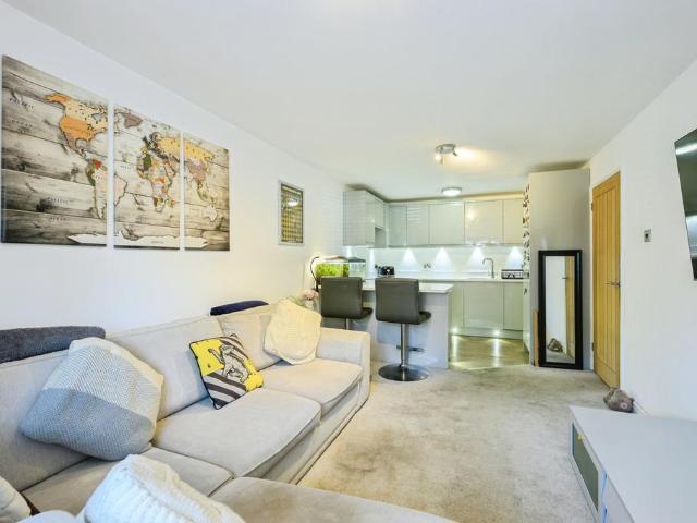 Flat for sale in Hillview, Surrey