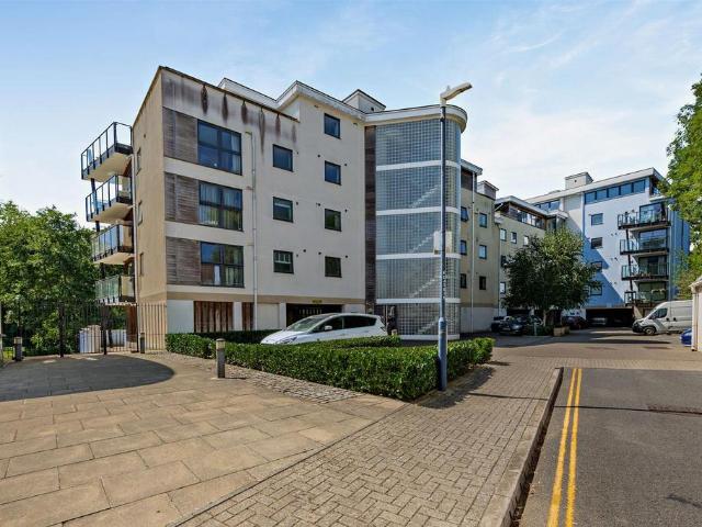 Flat for sale in Midway, Kent